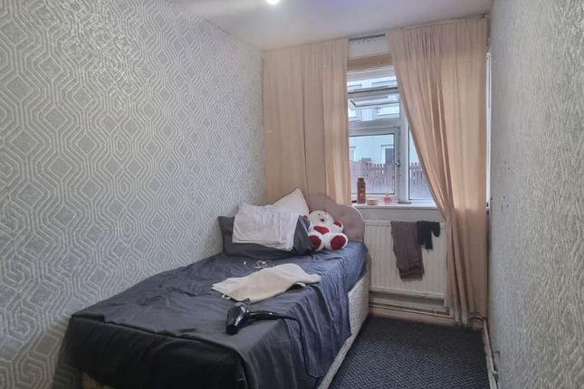 34 Sunfield Road, Oldham photo 5