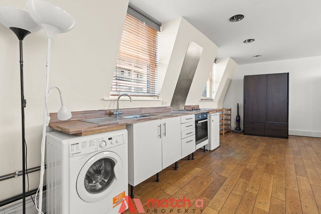 Top Floor Studio Flat, St John Street, London photo 4