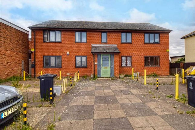 2-bed flat on 4, Mill Court, Walton on the Naze, £115,000