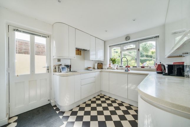 3, Clock House Court, Haslemere photo 2