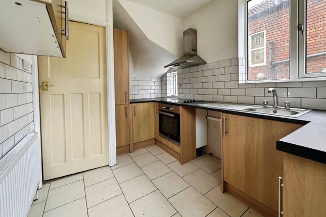 2, Springbank Crescent, Leeds photo 2