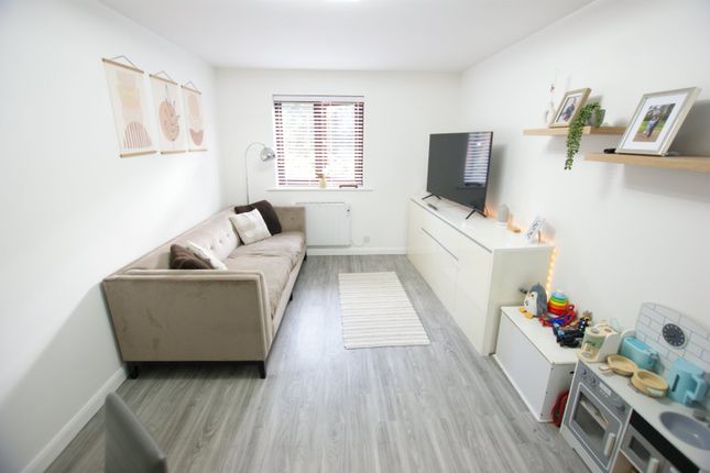Flat 6, Hillview Court,, Froud Way, Wimborne photo 2