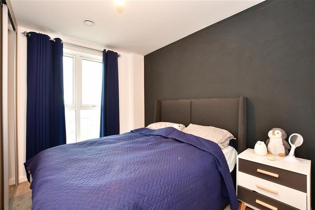 Flat for sale in Fresh Wharf Road, Barking, Essex