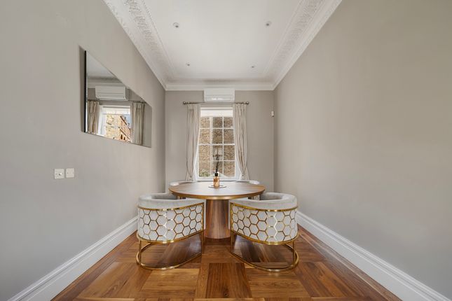 Walton, Walton Place, London photo 2