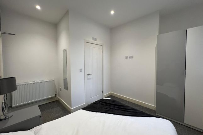 Room 2, 104 Park Grove, Hull photo 2