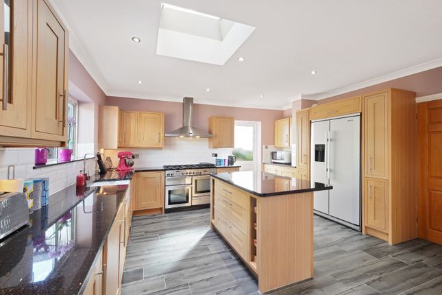 3 The Glen, Pinner, Greater London photo 4