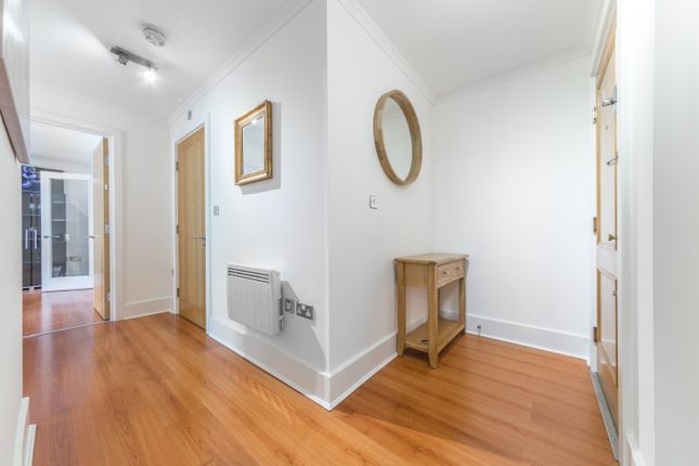 Flat to rent in Drake House, 14 St. George Wharf, London