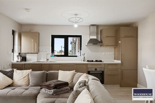 Flat 5, The Pond House, Turners Hill, Cheshunt photo 3