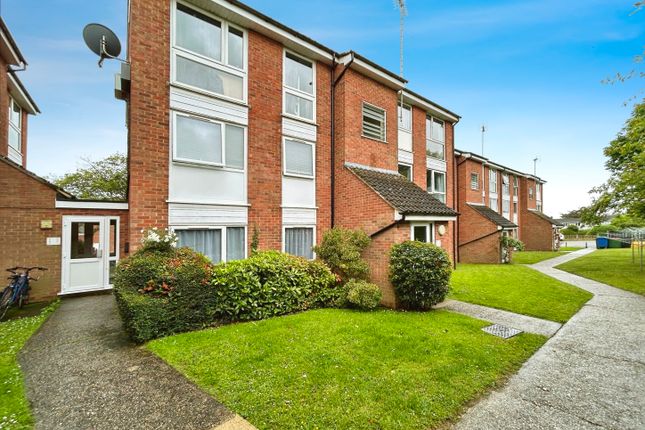 Flat to rent in Hogarth Court, Rembrandt Grove, Chelmsford