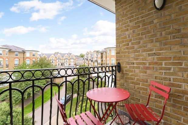 Flat to rent in Southlands Drive, London