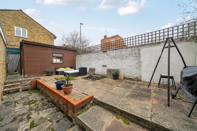23, Stroud Crescent, London photo 3