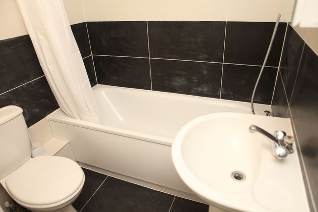 19B Longbridge Road, Barking photo 3