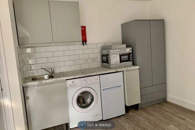 Room to rent in Gladstone Road, Watford
