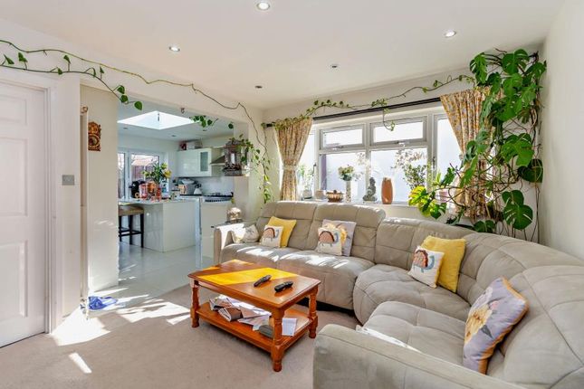 5, Woodford Crescent, Pinner photo 3