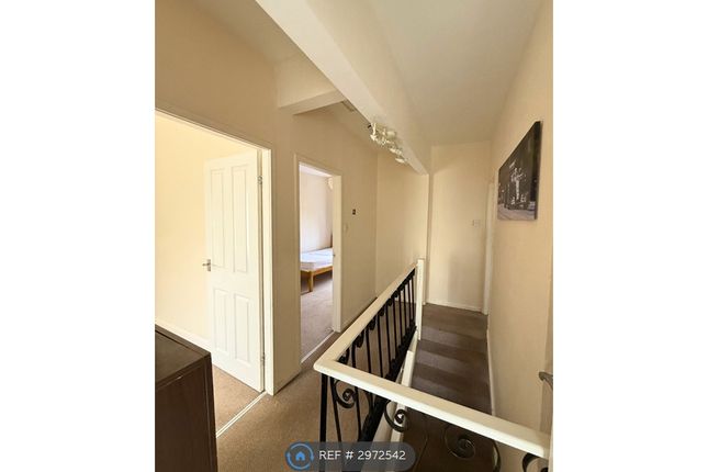Flat, Harrogate Road Rawdon, Leeds photo 4