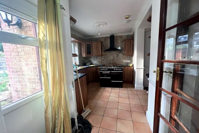 35, Hainault Road, Romford photo 4
