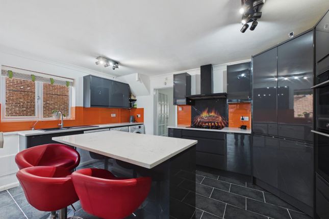 18, Cowdrey Close, Ashford photo 3