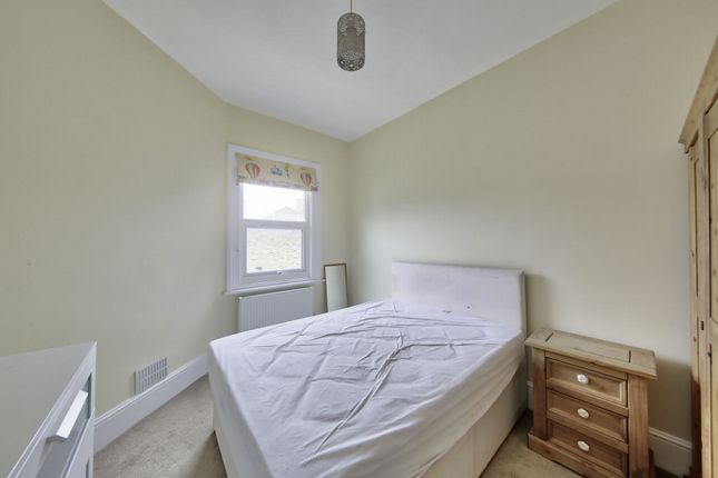 Flat to rent in Heathfield Square, Wandsworth