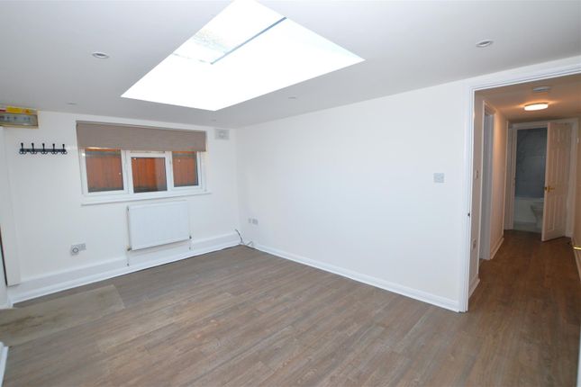 10, Garland Drive, Hounslow photo 2