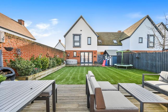 8, Lees Close, Dunmow photo 4