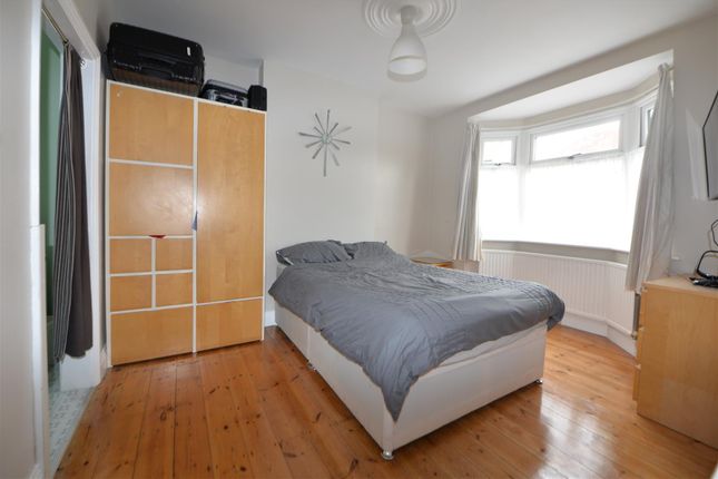 7, Woodfield Way, Hornchurch photo 4