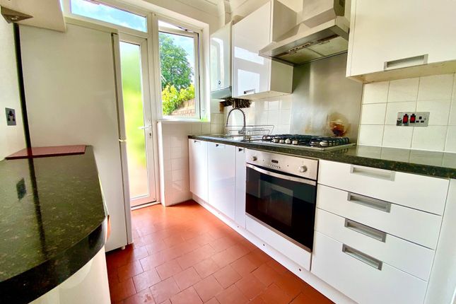 32, Greenland Crescent, Southall photo 5