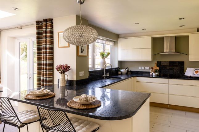 25, Beaufort Close, Reigate photo 2