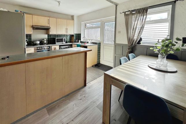 2, Botany Avenue, Bradford photo 5