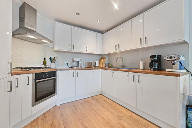 Flat 2, Ashwell Court 19A, Juliana Close, London photo 4