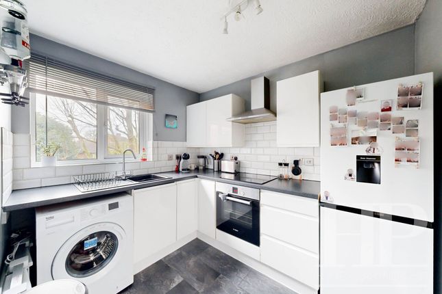 37 Black Swan Close, Crawley photo 3