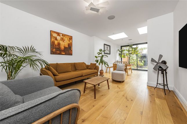 18, Ravensbourne Road, East Twickenham photo 2