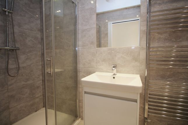 Flat 3, 44, High Street, Farnborough, Kent photo 4