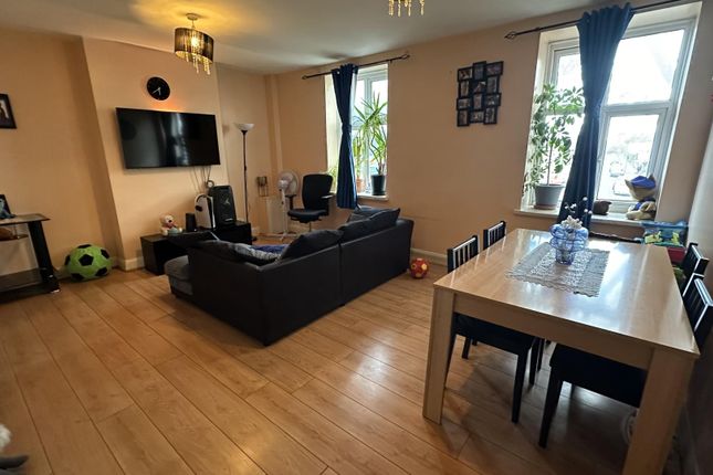 Flat to rent in High Road, Wood Green