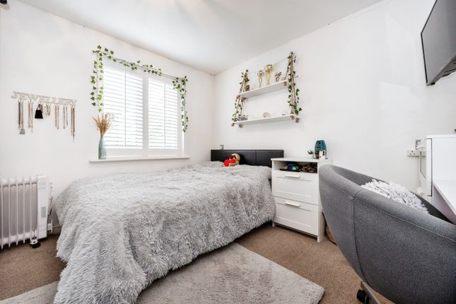 Flat for sale in The Hawthorns, Flitwick, Bedford, Bedfordshire