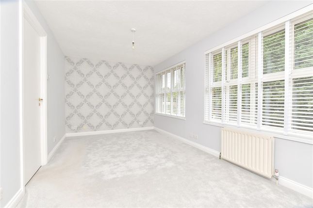 Great Ellshams, Banstead photo 4