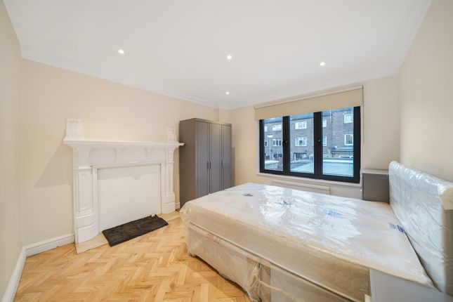 Terraced house to rent in Brick Lane, Shoreditch