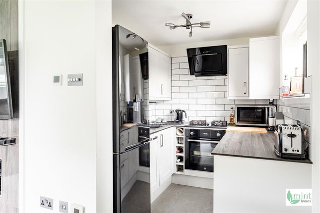 Flat 4, Southam House, Addlestone Park, Addlestone photo 4