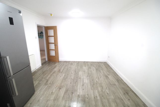 Parkfield Avenue, Uxbridge photo 4