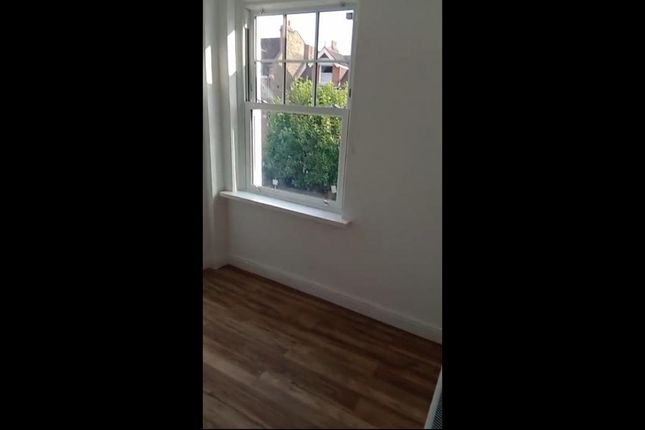 A Bright flat, Clairmont Gardens, London photo 2