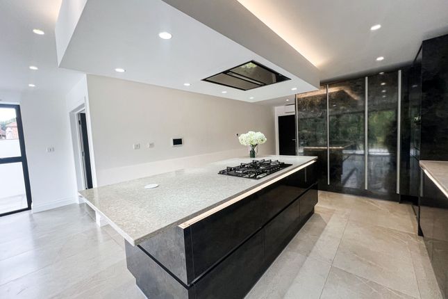 Lyndhurst Rise Ig7