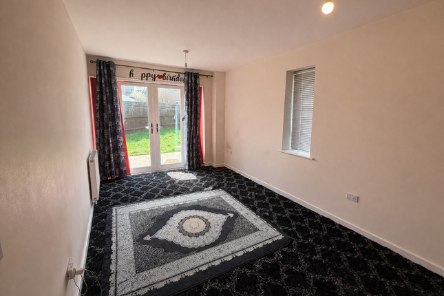 4, Iris Close, Leicester photo 4