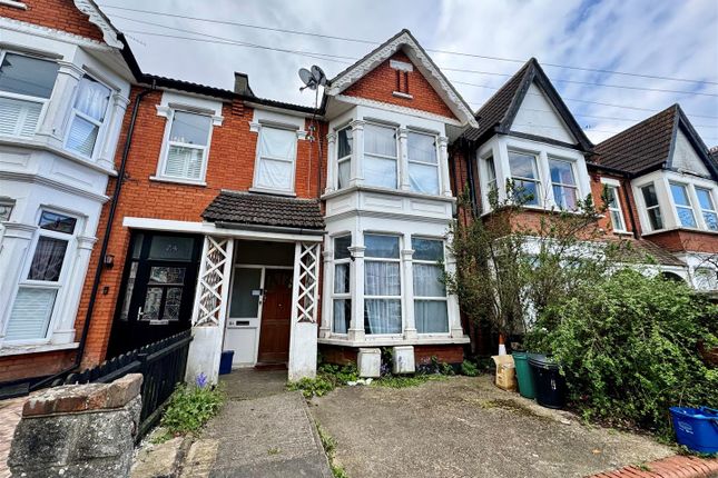 Thumbnail Flat to rent in Boscombe Road, Southend-On-Sea
