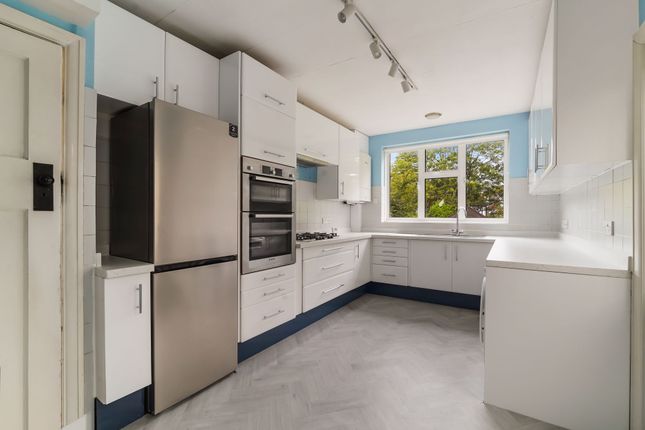 48 Longdown Lane North, Epsom photo 4
