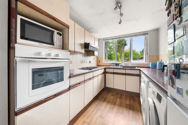 290, Lansbury Drive, Hayes photo 3