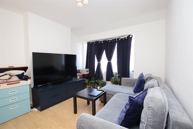 39, Burnham Crescent, Dartford photo 2