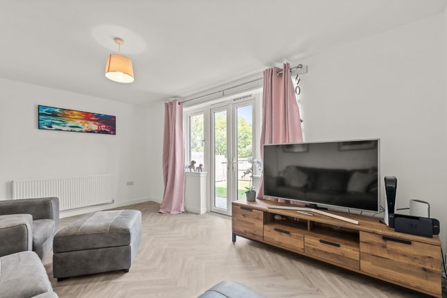 23 Young Road, East Calder, West Lothian photo 4