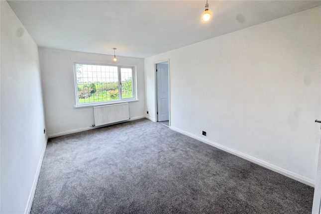34, Gawsworth Close, Shaw photo 4