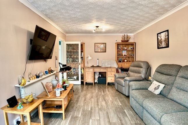 4 Woodland Drive, Newport photo 3