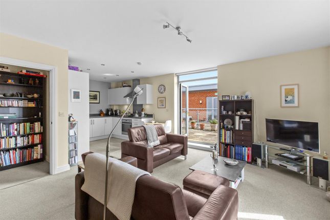 27, Pallatia Court, High Wycombe photo 3