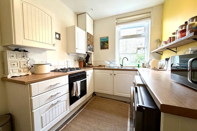 8, Pink Street, Keighley photo 4